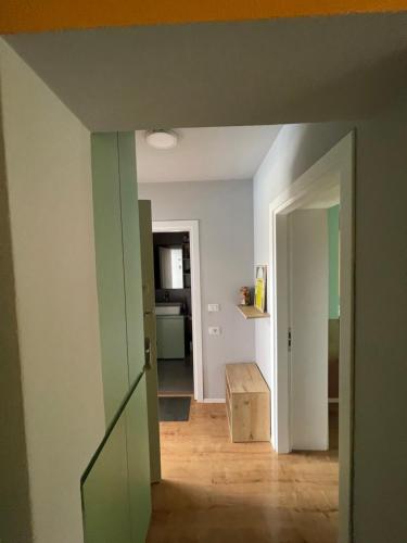 una stanza vuota con una porta aperta sulla cucina di Central Apartment a Tirana