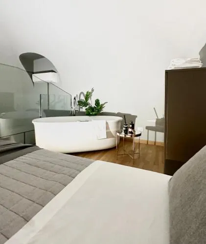 Jacuzzi Luxury Apartment in the Town Centre photo 1