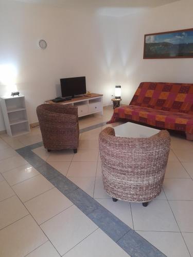 TV a/nebo společenská místnost v ubytování Appartement spacieux quartier calme de Sofaia
