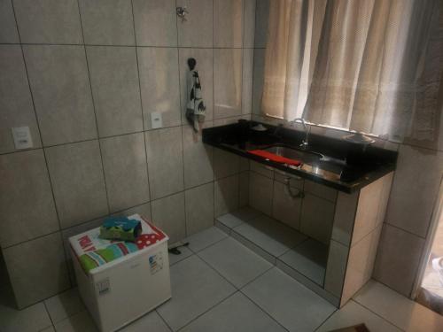 une petite cuisine avec un évier et un réfrigérateur dans l'établissement Casa Central, à Serra Negra