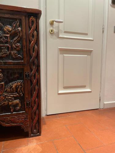 a white door with a picture of a snake on it at CASA DEL CANTA in Borgomale