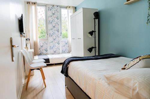 une chambre avec un lit, une chaise et une fenêtre dans l'établissement Welcome to Cristina's House, à Paris