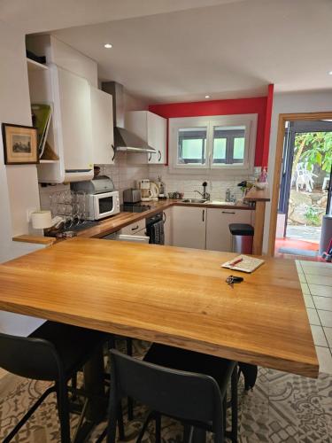a kitchen with a wooden table in a kitchen at Appart T3, quartier calme , idéal tout à pieds parking privé Résidence Cadenisse in Collioure