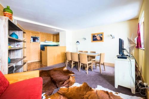 - un salon avec un chien posé sur le sol dans l'établissement Résidence Aster - maeva Home - 4 Pièces 8 Personnes Prestige MAE-4148, à Avoriaz