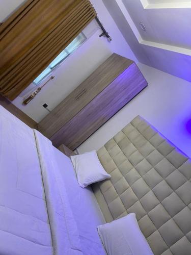 a bedroom with a large bed and a window at HKB Serviced Apartments in Odo Ona
