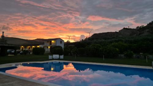 Agriturismo Trappeto Vecchioの敷地内または近くにあるプール
