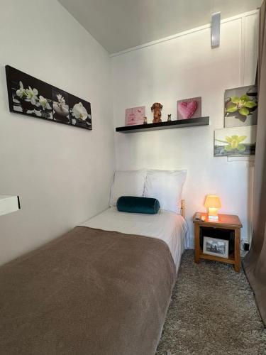 une petite chambre avec un lit et une table dans l'établissement Apartamento Torre Eiffel- Trocadéro, à Paris