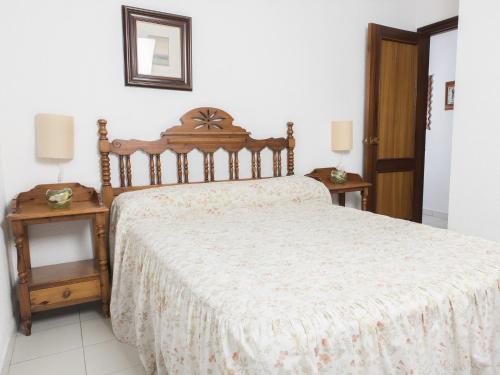 1 dormitorio con 1 cama y 2 mesitas de noche en Apartamentos Turmalina Unitursa, en Calpe