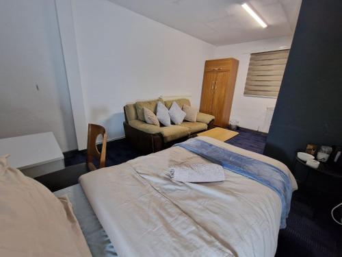 Katil atau katil-katil dalam bilik di Room near East Midland Airport 5