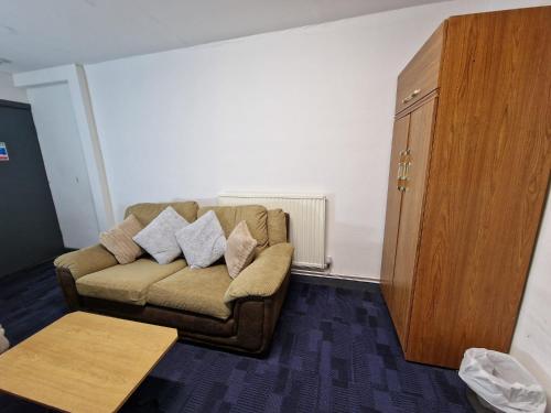 Ruang duduk di Room near East Midland Airport 5
