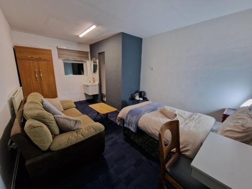 Katil atau katil-katil dalam bilik di Room near East Midland Airport 5