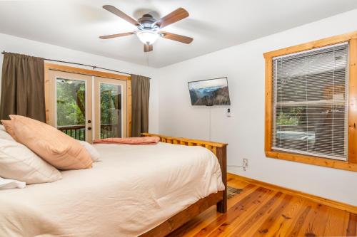 Cama o camas de una habitación en Amazing Creek View Cabin w/ Hot Tub, Firepit & Pool Table