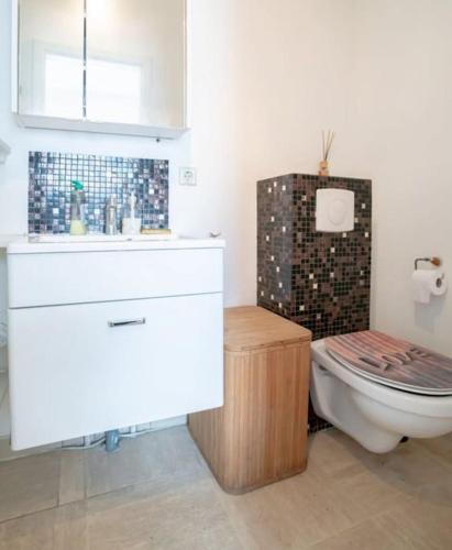a bathroom with a toilet and a sink at Studio cosy a 5mn du Kirchberg in Senningerberg