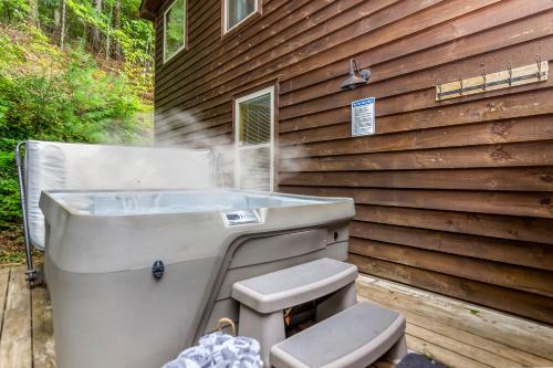 Imagen de la galería de Amazing Creek View Cabin w/ Hot Tub, Firepit & Pool Table, en Ellijay