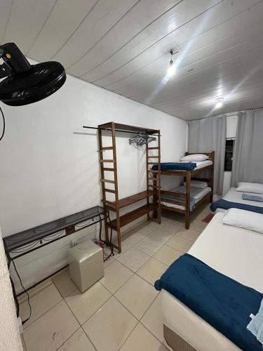 a room with two beds and a room with two bunk beds at Apartamento no Centro de Londrina in Londrina