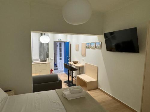 TV a/nebo společenská místnost v ubytování Hermes Central Suite