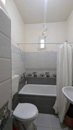 a bathroom with a tub and a toilet and a sink at Appartement au cœur d'Alger in Kasbah