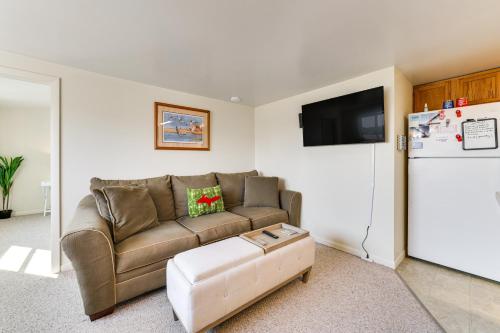 Una televisión o centro de entretenimiento en Cozy Apt Less Than 1 Mi Near Lake Huron and Mackinac Island!
