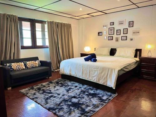 Un dormitorio con una cama con un animal de peluche azul encima. en 5BR House BTSNana Nanaplaza City center MBK Center world, en Bangkok