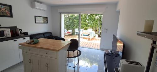 Il comprend une cuisine avec un comptoir et une cuisine avec une terrasse. dans l'établissement La zen escapade, à Ollioules