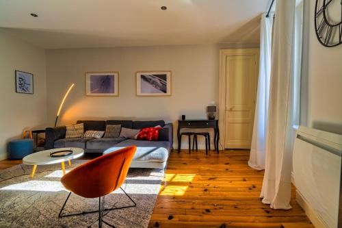 un salon avec un canapé et une table dans l'établissement Au dessus des toits, à Cauterets