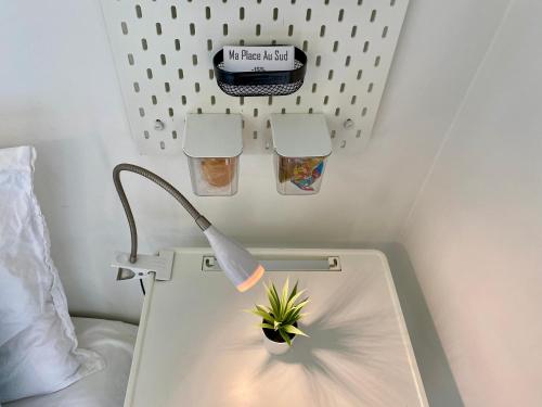 une table avec une cuillère et une plante dessus dans l'établissement Ma place au sud Nice 405, à Nice