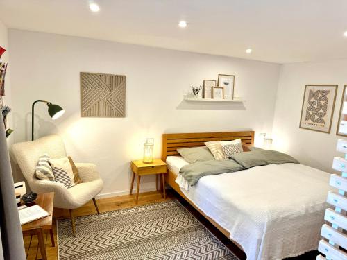 Una cama o camas en una habitación de Seeblickstraße 22 - Apartment Waldrausch am Ossiacher See