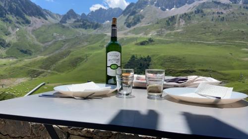 une bouteille de vin posée sur une table avec des verres dans l'établissement Studio 4 pers plein pied résidence Bero Bisto, face aux pistes, à Bagnères-de-Bigorre