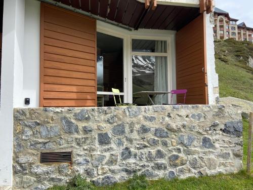 un mur en pierre devant une maison dans l'établissement Studio 4 pers plein pied résidence Bero Bisto, face aux pistes, à Bagnères-de-Bigorre