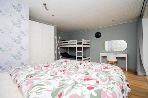 a bedroom with a bed with a floral bedspread at City Breeze in Ostend