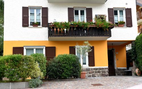 バゼルガ・ディ・ピネにあるCa' del Pettirossoの花が咲くバルコニー付きの建物
