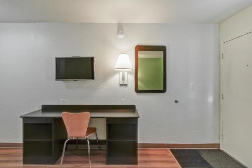 Телевизор и/или развлекательный центр в Motel 6-Green Bay, WI