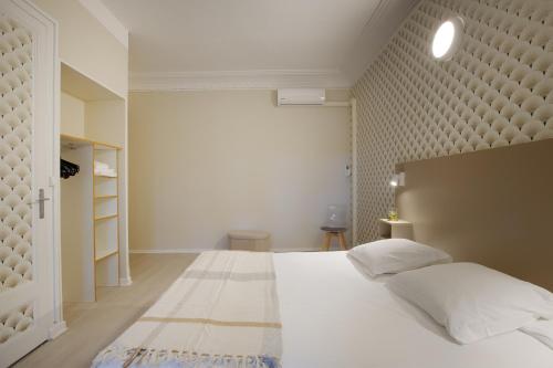 a bedroom with a large white bed in a room at GAB HOUSE - Lyon Bron - Eurexpo City Living Stay in Bron