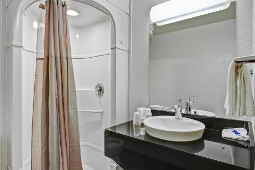 Ванная комната в Motel 6-Green Bay, WI