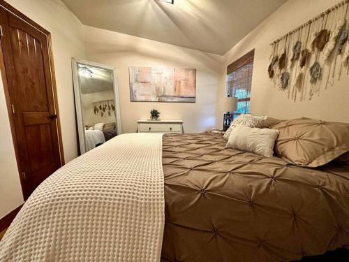 a bedroom with a large bed in a room at Cascade Sunset House - Crater Lake Adventures! in Eagle Point