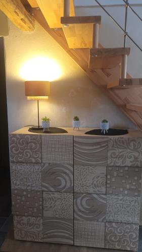 une chambre avec une table et une lampe. dans l'établissement La Marquise, à Saint-Côme-dʼOlt