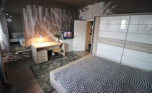 een slaapkamer met een bed, een bureau en een spiegel bij Naomi app,Netflix,between bus and train station in Zagreb