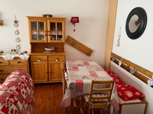 une salle à manger avec une table et une armoire dans l'établissement La montagnarde, à Villarembert
