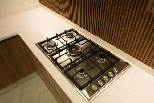 The MountainJewel Villa فيلا جوهرة الجبلにあるキッチンまたは簡易キッチン