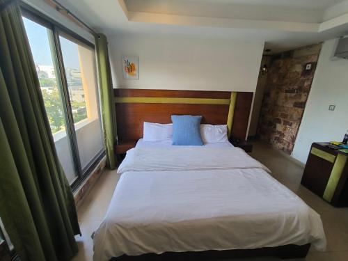 Katil atau katil-katil dalam bilik di Intellectual Inn - Spring North Ph7 Bahria Town