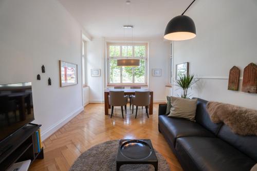 Ruang duduk di Charmante Altbauwohnung am Rhein