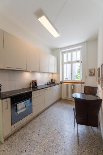 Dapur atau dapur kecil di Charmante Altbauwohnung am Rhein