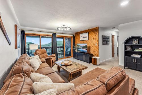 ブリッケンリッジにある2BD Downtown Condo with Bus Stop Nearbyのソファとテーブルのあるリビングルーム