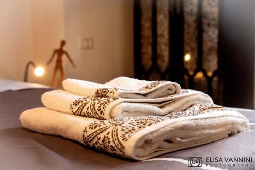 a pile of towels sitting on top of a bed at Il Gatto e La Volpe in Terricciola
