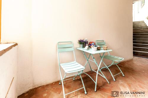 a table and two chairs sitting next to a table at Il Gatto e La Volpe in Terricciola