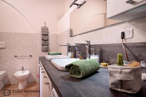 a bathroom with two sinks and a toilet at Il Gatto e La Volpe in Terricciola