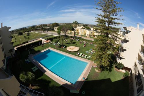 an overhead view of a swimming pool in a yard at Parque Mourabel, Oásis Village & Pé do Lago in Vilamoura