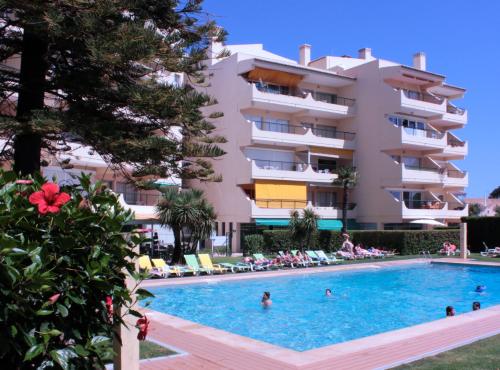 uma piscina em frente a um edifício em Parque Mourabel, Oásis Village & Pé do Lago em Vilamoura