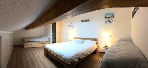 une chambre avec deux lits dans une pièce dans l'établissement Grand Duplex Lumineux - 3 chambres, à Saint-Jean-de-Sixt