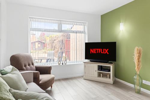 a living room with a tv and a couch at 3 bed home in Wollaton, Nottingham in Chilwell